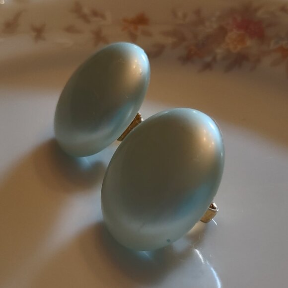 VTG Marvella Button Style Light Blue Big Pearl Gold Tone Clip On Earrings - Picture 2 of 6